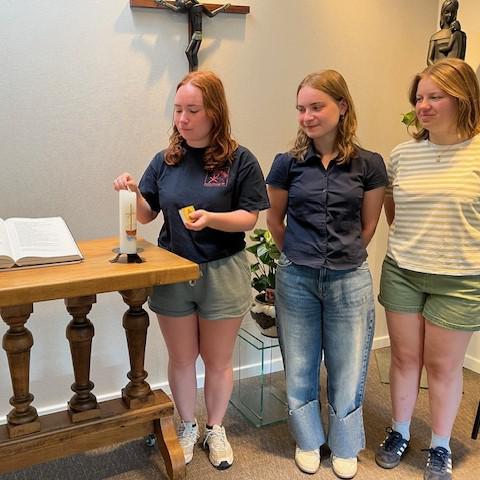 Chiromeisjes Hoeselt-centrum branden kaars voor welslagen Bivak © chiromeisjes Hoeselt-centrum