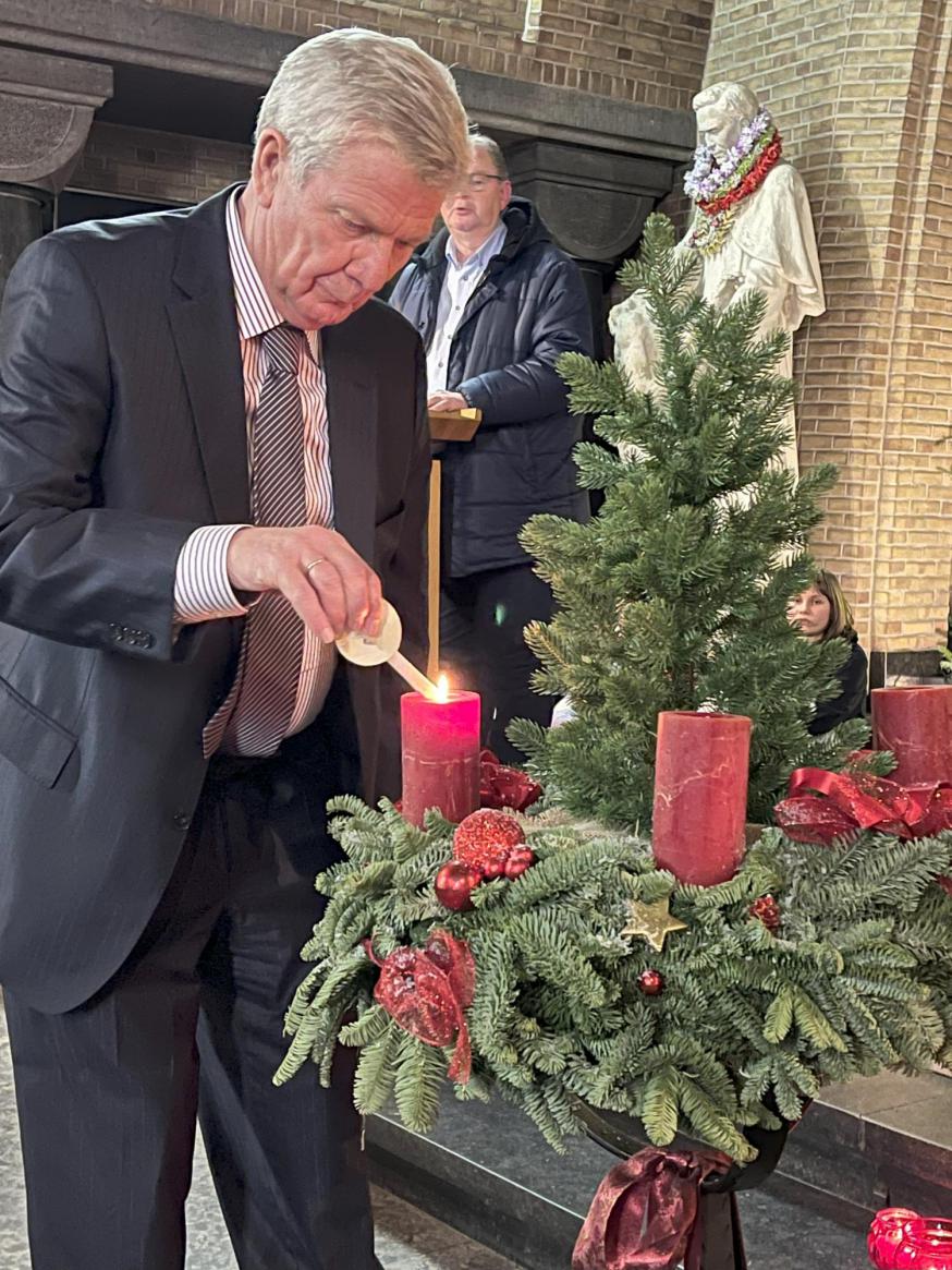 Ontsteken van de advenskaars © Sonia Crabbé
