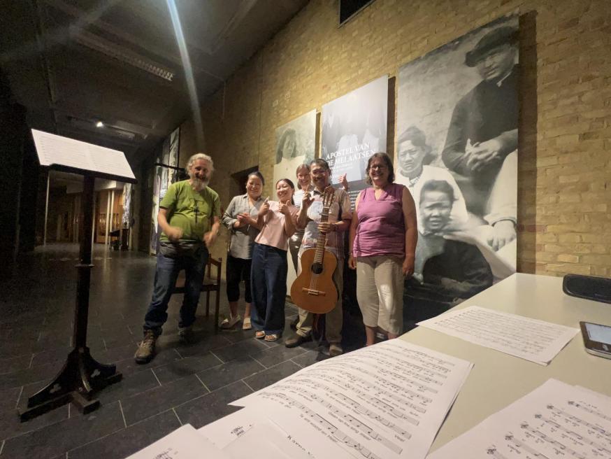 Eerste repetitie met Sonam, Wangmo, Liesbet, Ilse, Pater Ferry, Chris © Chris De Groote