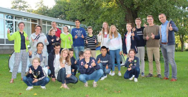 Groepsfoto van het tentenkamp. 