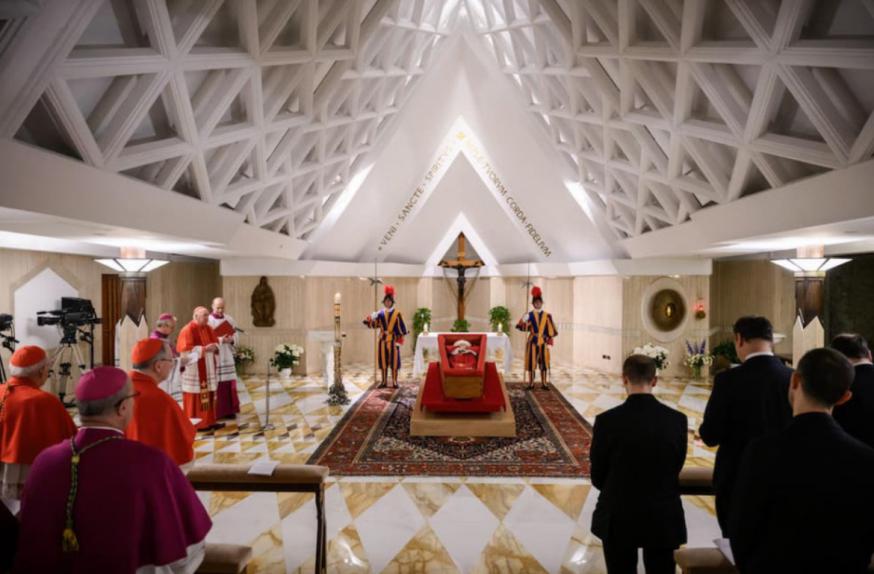Het lichaam van paus Franciscus werd tijdens een ceremonie op maandagavond opgebaard in een eenvoudige houten kist in zijn privékapel in de Casa Santa Marta © KNA Bild
