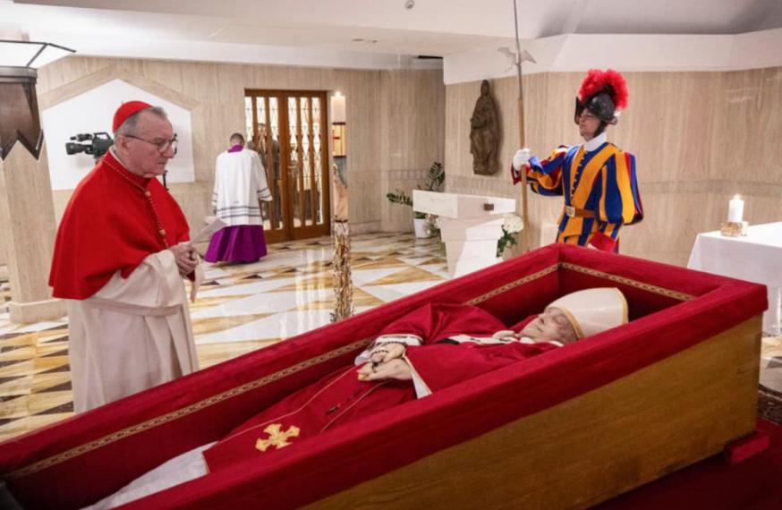 Paus Franciscus lag tot woensdagochtend opgebaard in zijn privékapel in de Casa Santa Marta, gekleed in een rood gewaad en een witte mijter, met een rozenkrans in de hand © KNA Bild