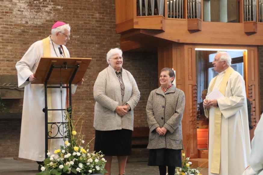 Mgr. Hoogmartens met E.Z. Martine Meuwissen, E.Z. Rosa Olaerts en E.H. Jan Boonen © Jente Vandewijer