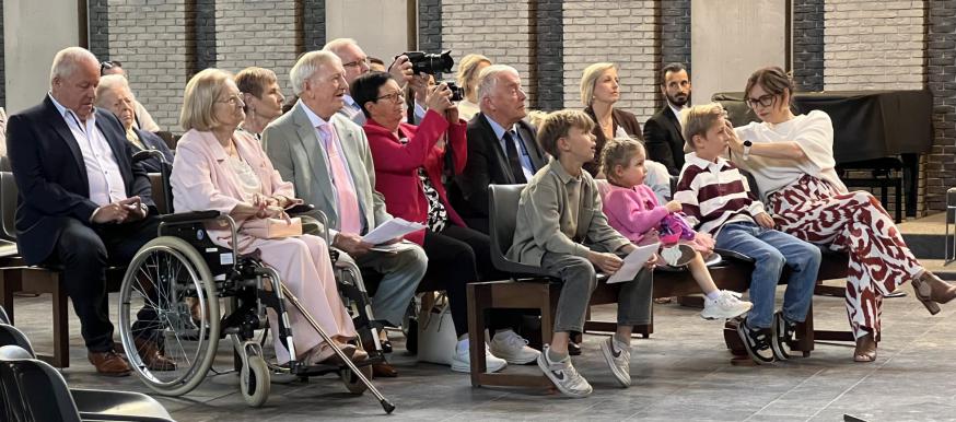 Minnie en Roger omringt door hun familie tijdens de dankviering. © Dirk Bellens