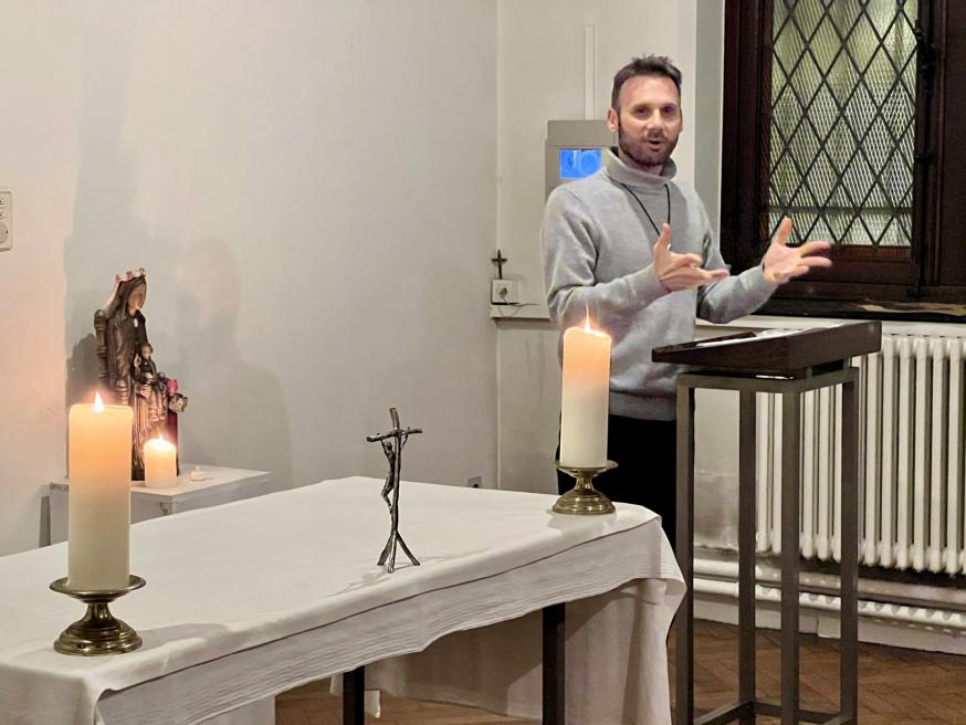 Le père Quentin lit l'Évangile à San Damiano © Chris De Groote