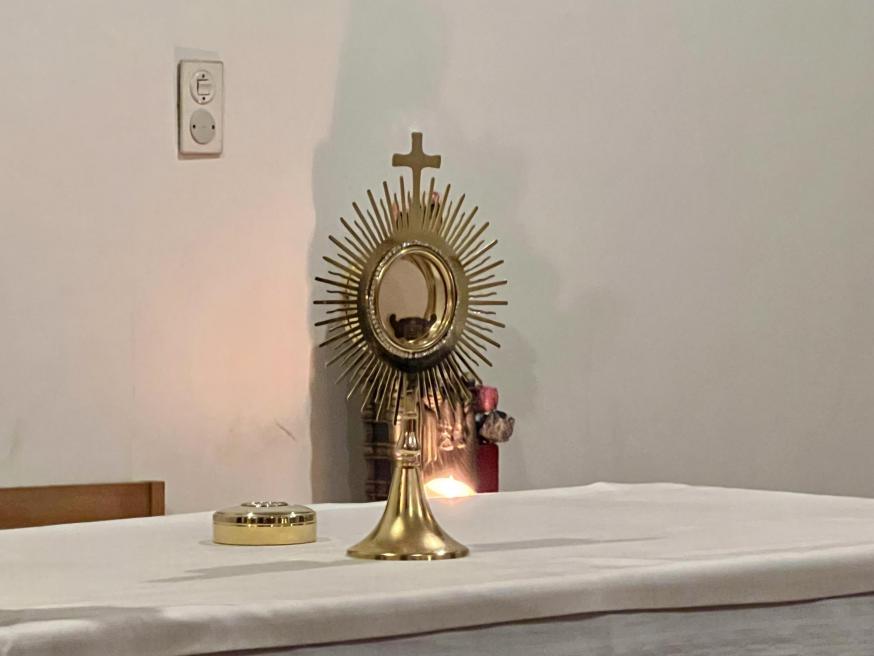 Aanbidding van Het Heilig Sacrament, in de kapel van Leo XIII © Chris De Groote