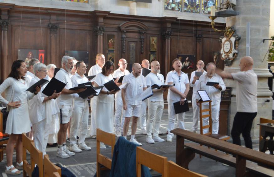 Het Pink Noise Choir luisterde de kerkdienst op. © Erik De Smet