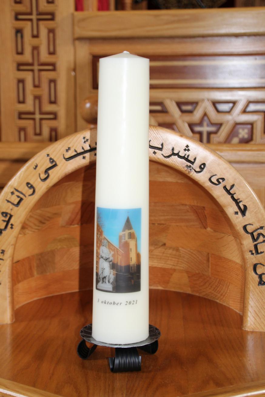 De kaars als teken van licht en warmte die vanuit deze kerk kan stralen 