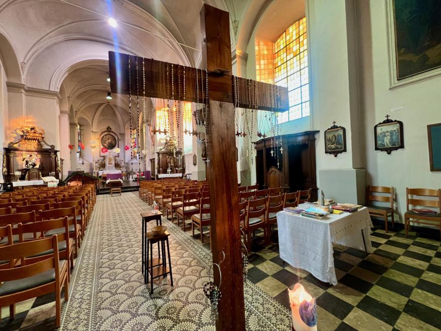 Cadeautjes aan het kruisbeeld zonder Christus © Chris De Groote