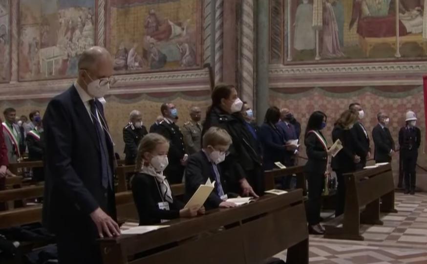 Een beeld van de eucharistieviering waarin Carlo werd zaligverklaard. Tussen zijn beide ouders staan zijn broer en zus, een tweeling, die vier jaar na zijn dood werden geboren. © YouTube