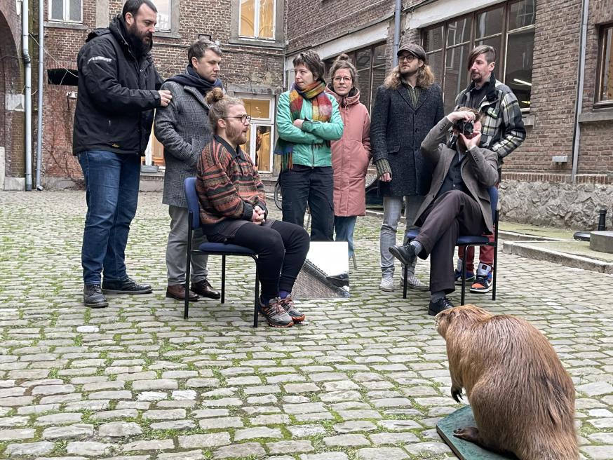 De redactie van Coconuts #1 maakt zich op voor een creatieve fotoshoot met opgezette dieren. © Christof Bouweraerts