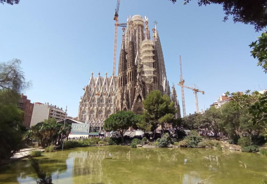 Aan de basiliek in Barcelona wordt al meer dan honderd jaar gewerkt. © Wikipedia