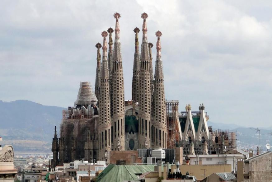 Sagrada Família © Bernard Gagnon, CC BY-SA 3.0 <https://creativecommons.org/licenses/by-sa/3.0>, via Wikimedia Commons