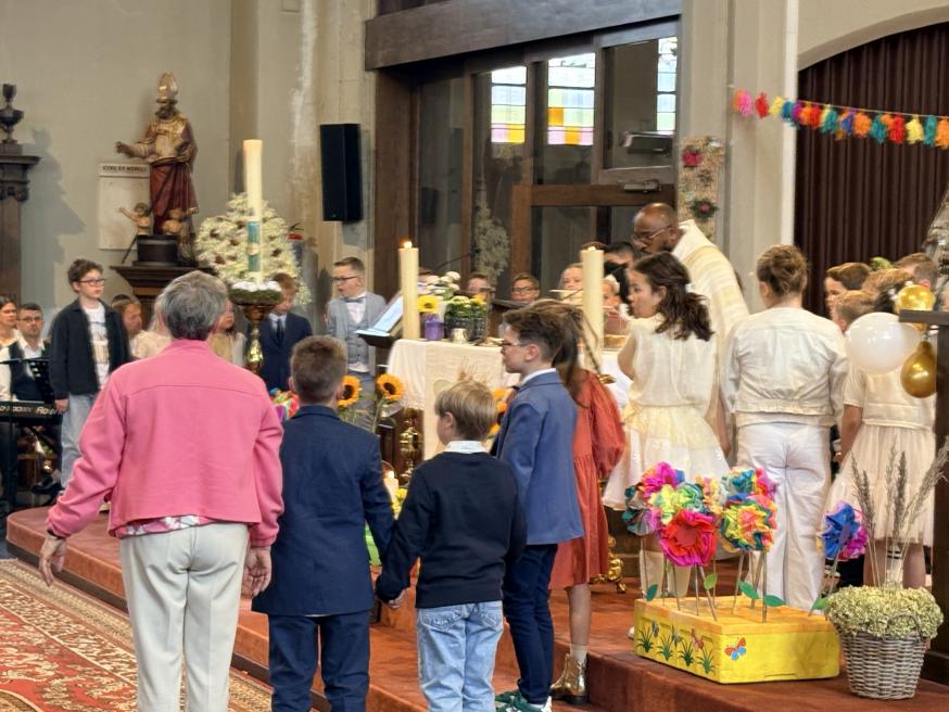 De eerste communie voor de kinderen van Dessel en Witgoor © Christa Damen