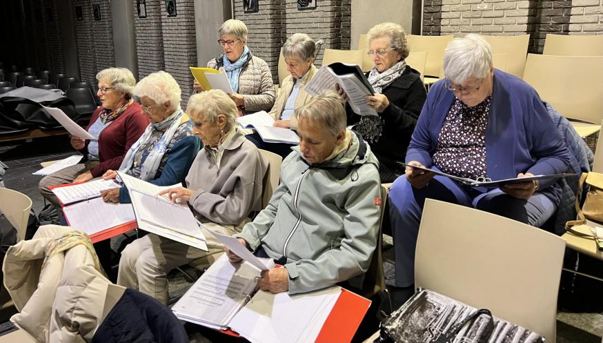 Alle koorleden geven het beste van zichzelf bij het inoefenen van de nieuwe liederen, 13 oktober 2025 © Dirk Bellens