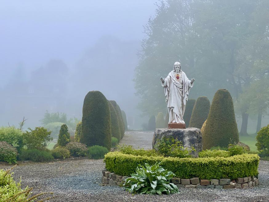 Christus op een mistige ochtend in Maleizen Overijse © Chris De Groote
