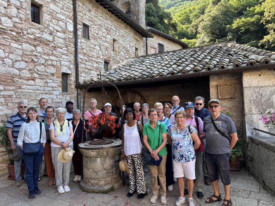 Groepsfoto voor de kluis van Franciscus (Eremo di San Francesco) in Carceri 