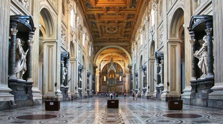 Het interieur van de basiliek van Sint-Jan van Lateranen © @Bijbel in 1000 seconden, Chantal Leterme, www.bijbelin1000seconden.be