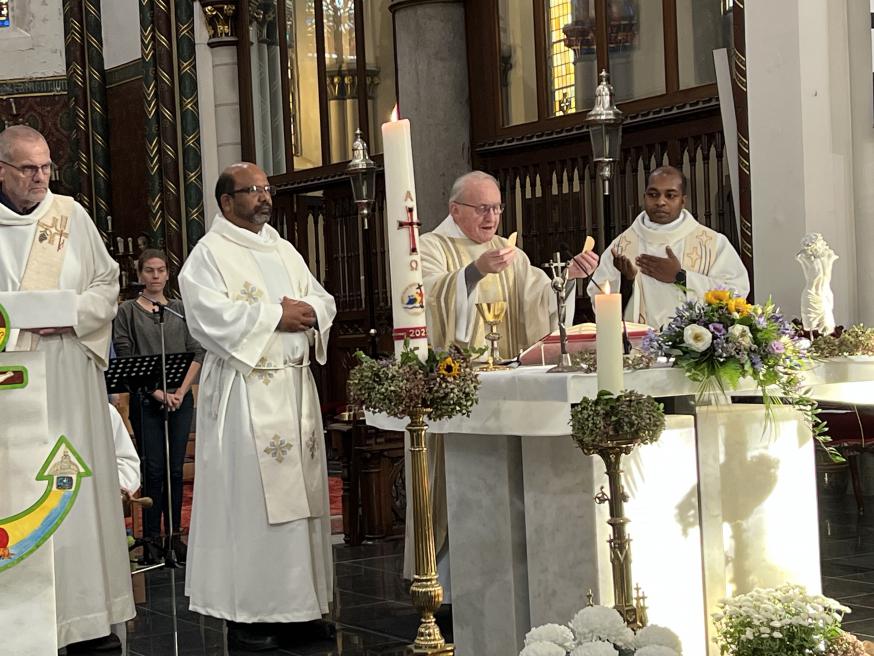 Bezoek uit India: priesters altaar 