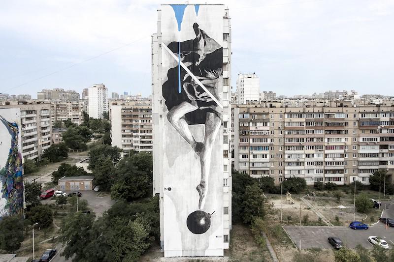 'Instabiliteit' - werk van straatartiest Ino op de zijgevel van een woonflat in Kiev © Monastero di Bose