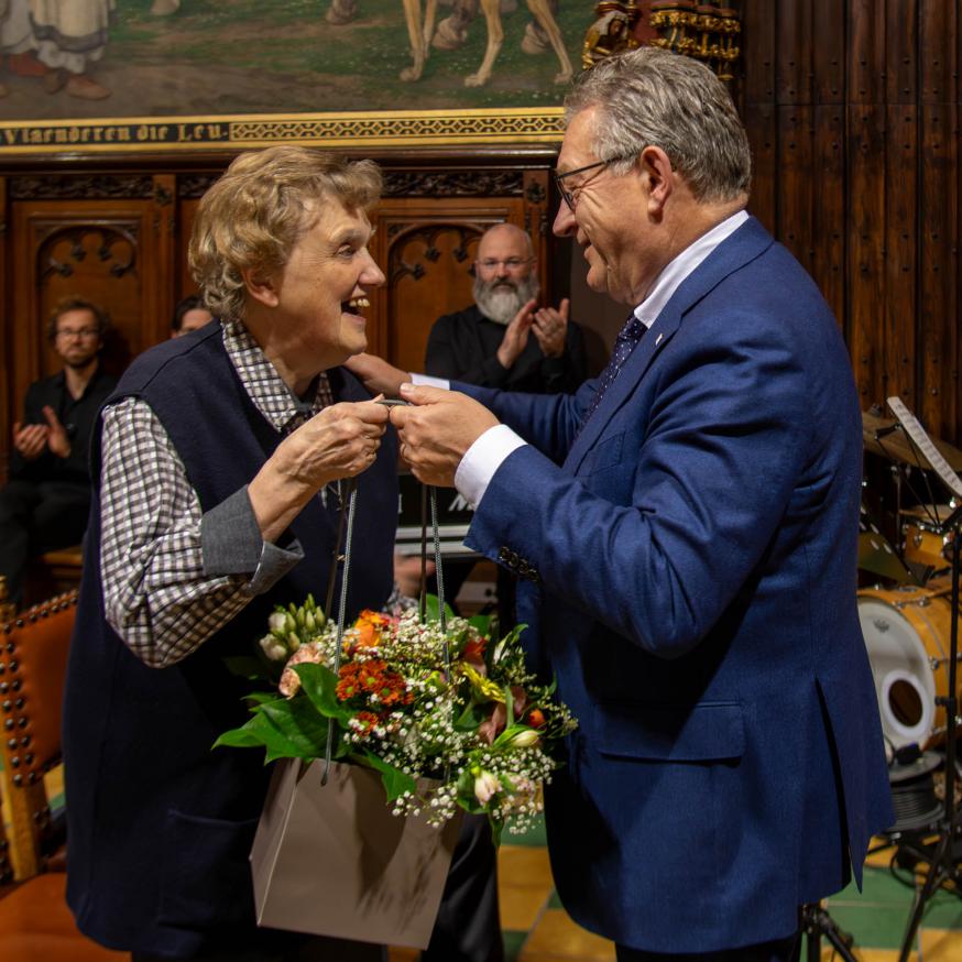 Zr. Noëlla werd in 2024 door burgemeester De Fauw gehuldigd n.a.v. het 25-jarig bestaan van Integraal © Integraal
