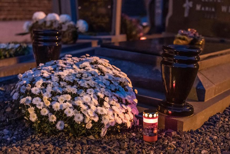 Bloemen bij het graf 