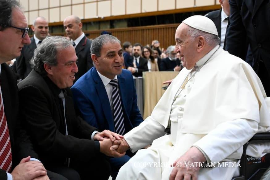 Israeli Rami Elhanan en Palestijn Bassam Aramin ontmoeten paus Franciscus op 27 maart 2024 © Vatican Media/Dicastery for Communication