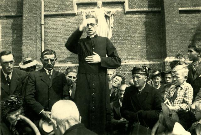 De kersverse pastoor zegent de mensen van Dessel bij zijn eerste mis op 26 juli 1943 © Heemkundige Kring De Griffioen Dessel vzw
