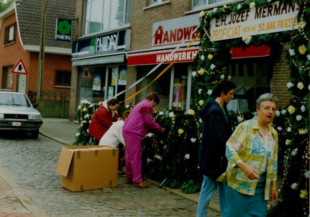 De woning van Jef Mermans in de Kolkstraat wordt versierd voor zijn gouden priesterjubileum in 1985 © Heemkundige Kring De Griffioen Dessel vzw