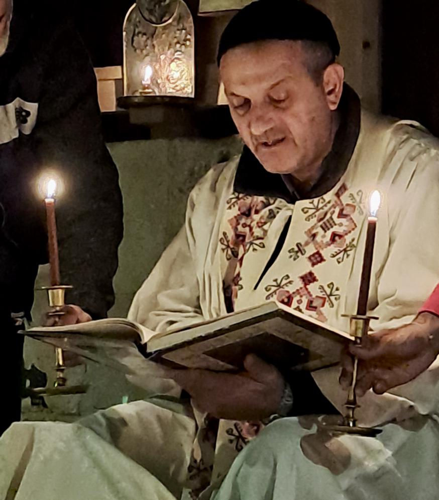 Jacques Mourad tijdens de liturgie in Deir Mar Moussa. © Nouhad Dergham