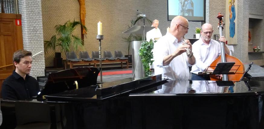 Een piano, een dwarsluit en een contrabas van Jazzcombo Frank De Wolf, ondersteunden de concertmis van zaterdag 15 augustus 2026 © Marjo Perry
