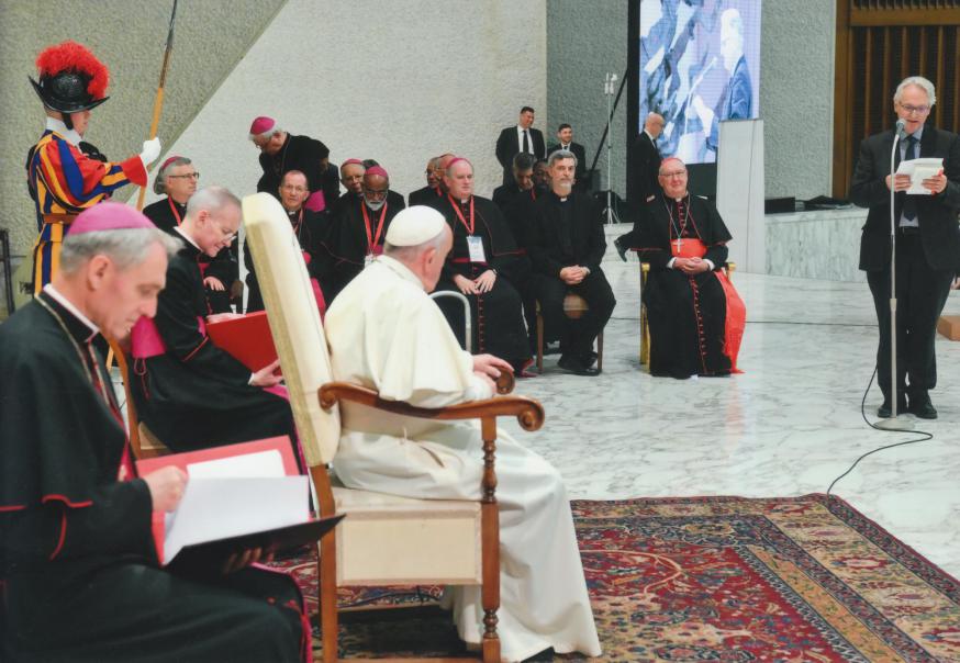 Jean-Luc Moens spreekt paus Franciscus en onder meer kardinaal Kevin Farrell toe © Charis Jean-Luc Moens spreekt paus Franciscus en onder meer kardinaal Kevin Farrell toe © Charis