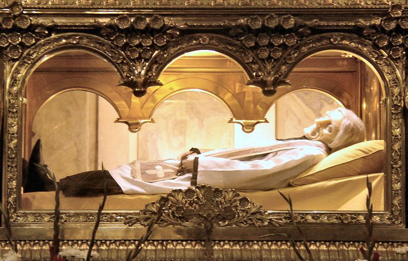 In de basiliek is het lichaam van de heilige pastoor Vianney opgebaard. © Wikipedia / Herwig Reidlinger