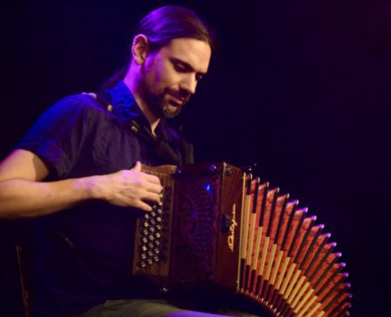 Jeroen Laureyssens speelt accordeon 