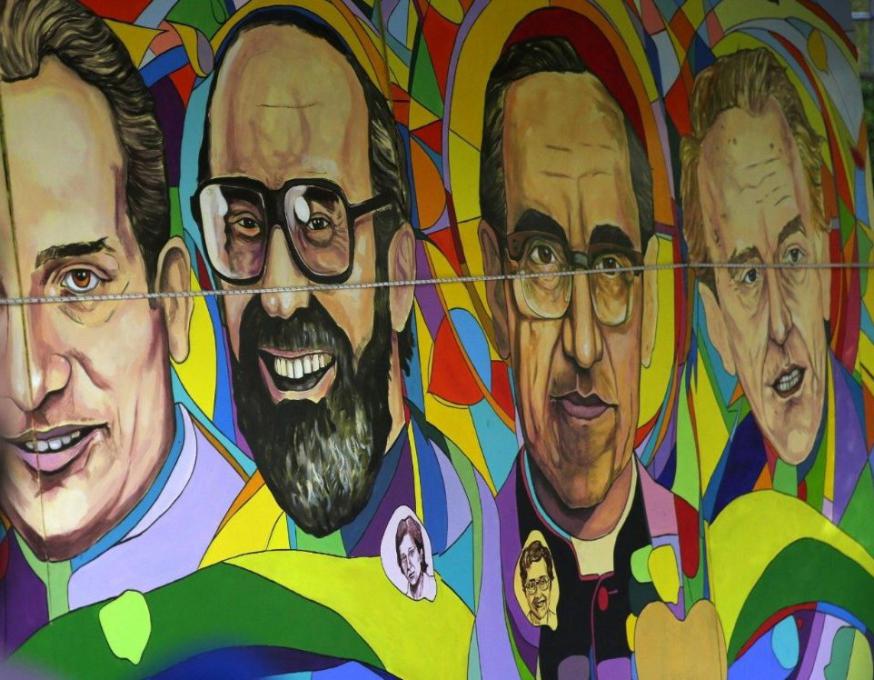 Een muurschildering in El Slavador met de beeltenis van de vermoorde jezuïeten © ANSA-VaticanNews