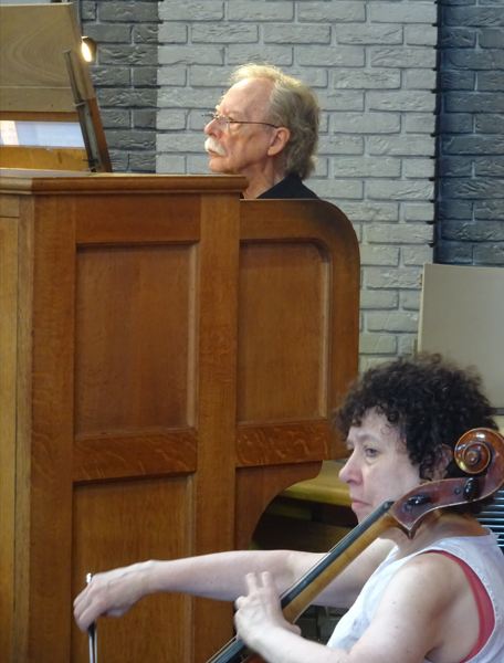 Het duo Annabel Gordon (cello) en Joannes Thuy (orgel) luisterde de concertmis van zondag 2 augustus op. © Marjo Perry