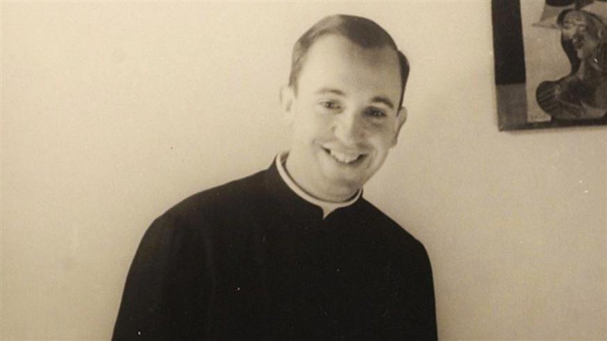 Een stralende Jorge Mario Bergoglio als jonge jezuïet © VaticanMedia Een stralende Jorge Mario Bergoglio als jonge jezuïet © VaticanMedia