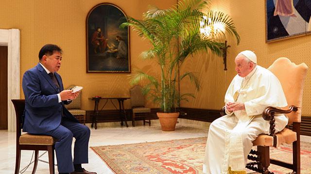 KBS- correspondent Yuwonjung in gesprek met paus Franciscus  © KBS