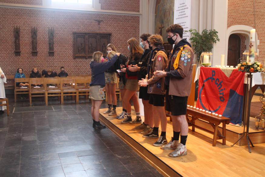 De nieuwe leiding krijgt de leidçingskoord © RvH