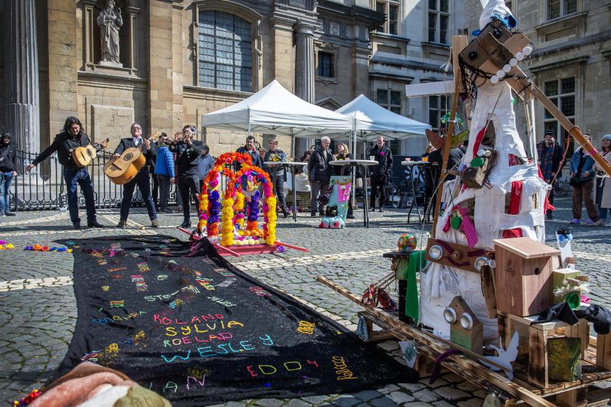 De anonieme straatdoden kregen tijdens de herdenking letterlijk en figuurlijk een naam. © Frank Bahnmüller