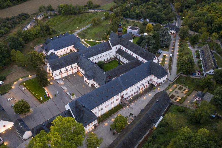Een luchtbeeld van Kloster Eberbach. © Sven Moschitz / Pressebilder Kloster Eberbach Een luchtbeeld van Kloster Eberbach. © Sven Moschitz / Pressebilder Kloster Eberbach