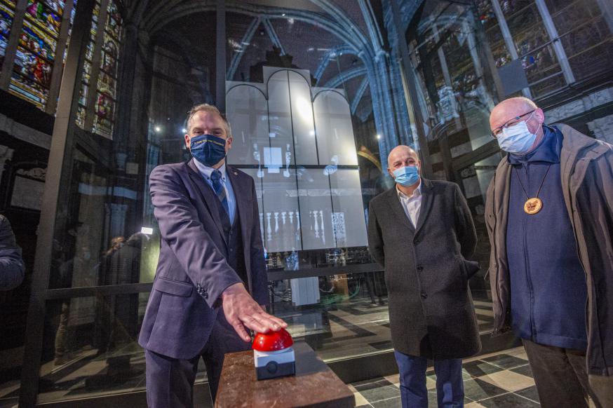 Vlaams minister Diependaele, gedeputeerde Kurt Moens en bisschop Lode Van Hecke lanceren de nieuwe website. Op de achtergrond de vitrine waarin het Lam Gods zal komen. © Frank Bahnmüller