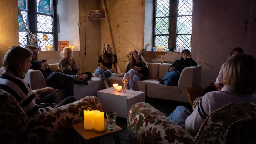 De gesprekken vinden plaats in een huiselijke omgeving, bij kaarslicht, en met zachte muziek op de achtergrond. © Broeinest