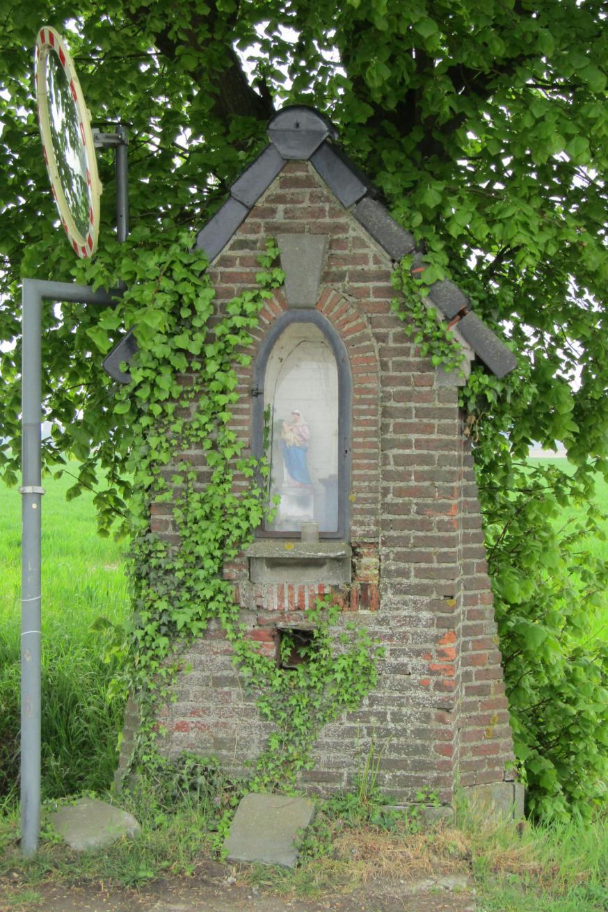 Het Onze Lieve Vrouwkapelletje op de hoek van Oud-Arenberg en Hertogenstraat in Kieldrecht: ontroerend in zijn eenvoud. © Chris Stoop