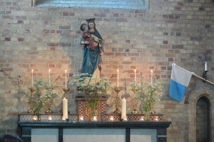 Maria-altaar Sint-Wandregesiluskerk Beerst 