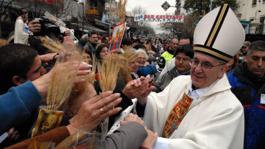 Kardkinaal Bergoglio gooit zich in Buenes Aires in de menigte om gelovigen personlijk te groeten © VaticanMedia Kardkinaal Bergoglio gooit zich in Buenes Aires in de menigte om gelovigen personlijk te groeten © VaticanMedia