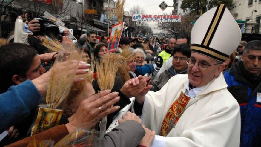 Kardkinaal Bergoglio gooit zich in Buenes Aires in de menigte om gelovigen personlijk te groeten © VaticanMedia