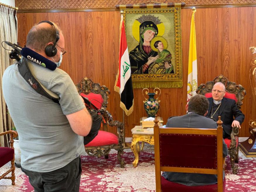 VRT-journalist Rudi Vranckx interviewt Kardinaal Sako, de Chaldeeuwse patriarch van Babylon en aartsbisschop van Bagdad © Rudi Vranckx VRT-journalist Rudi Vranckx interviewt Kardinaal Sako, de Chaldeeuwse patriarch van Babylon en aartsbisschop van Bagdad © Rudi Vranckx