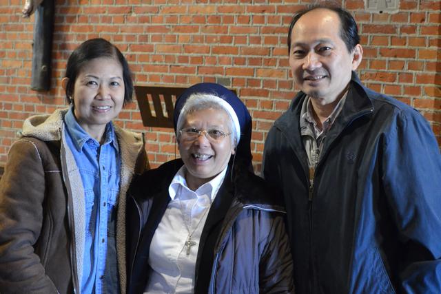 Han en Sian met zuster Karita Suharti