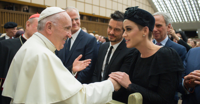 Katy Perry ontmoette paus Franciscus in april 2018 tijdens een conferentie over gezondheid georganiseerd door het Vaticaan. © UCatholic